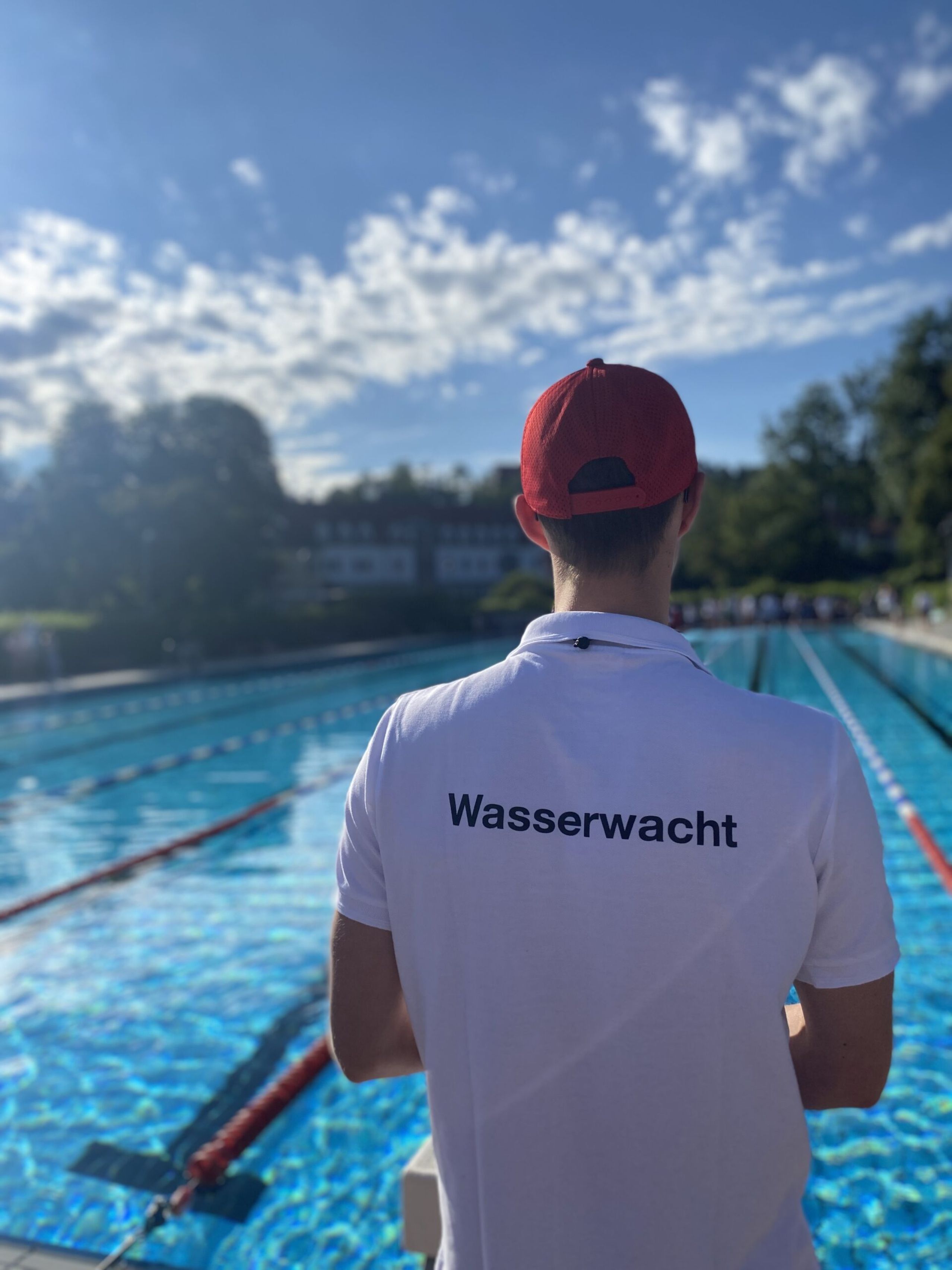 Wasserwacht Trainer am Beckenrand im Inselbad