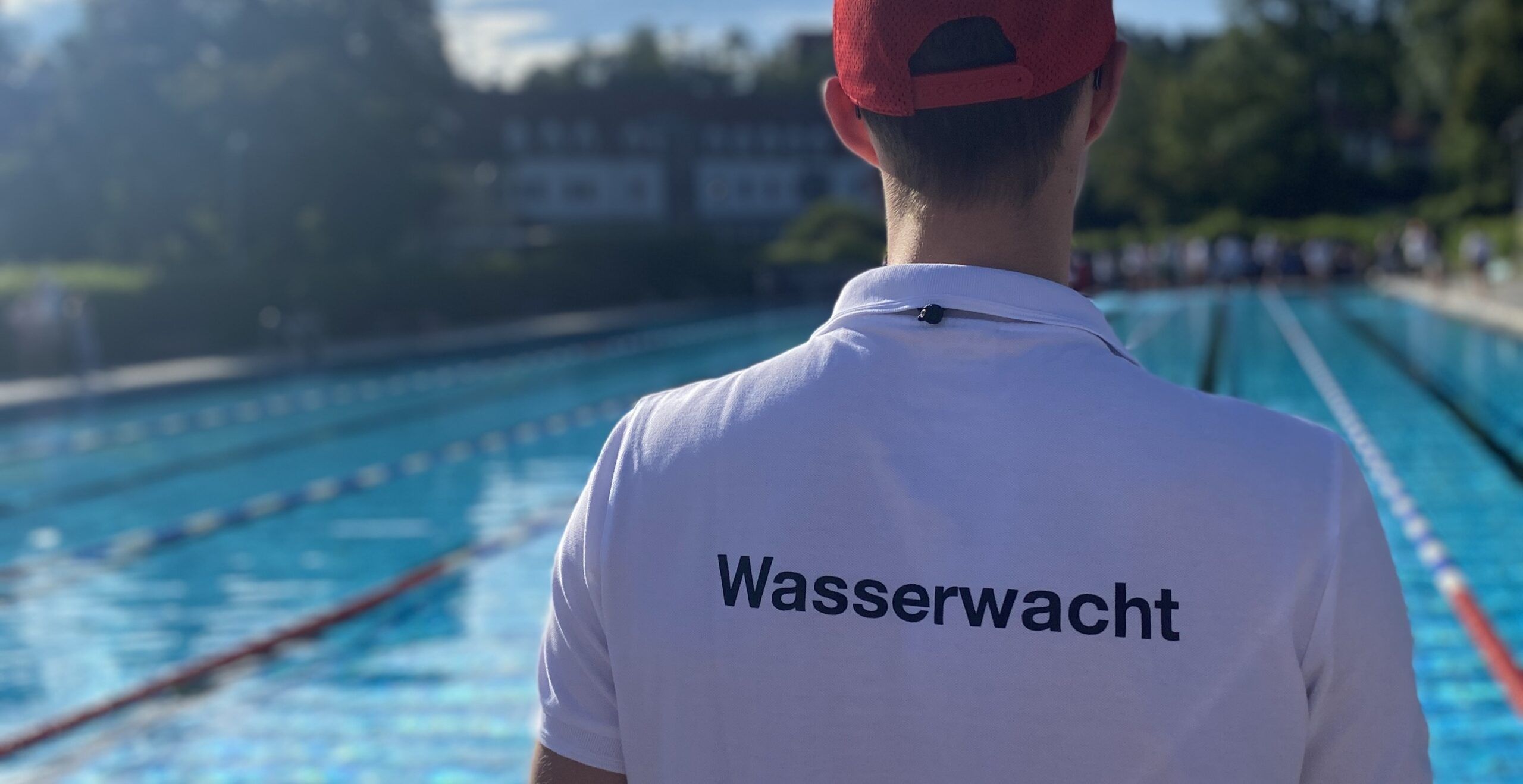 Kinder Schwimmen im Inselbad Landsberg am Lech beim Schulschwimmen der Wasserwacht