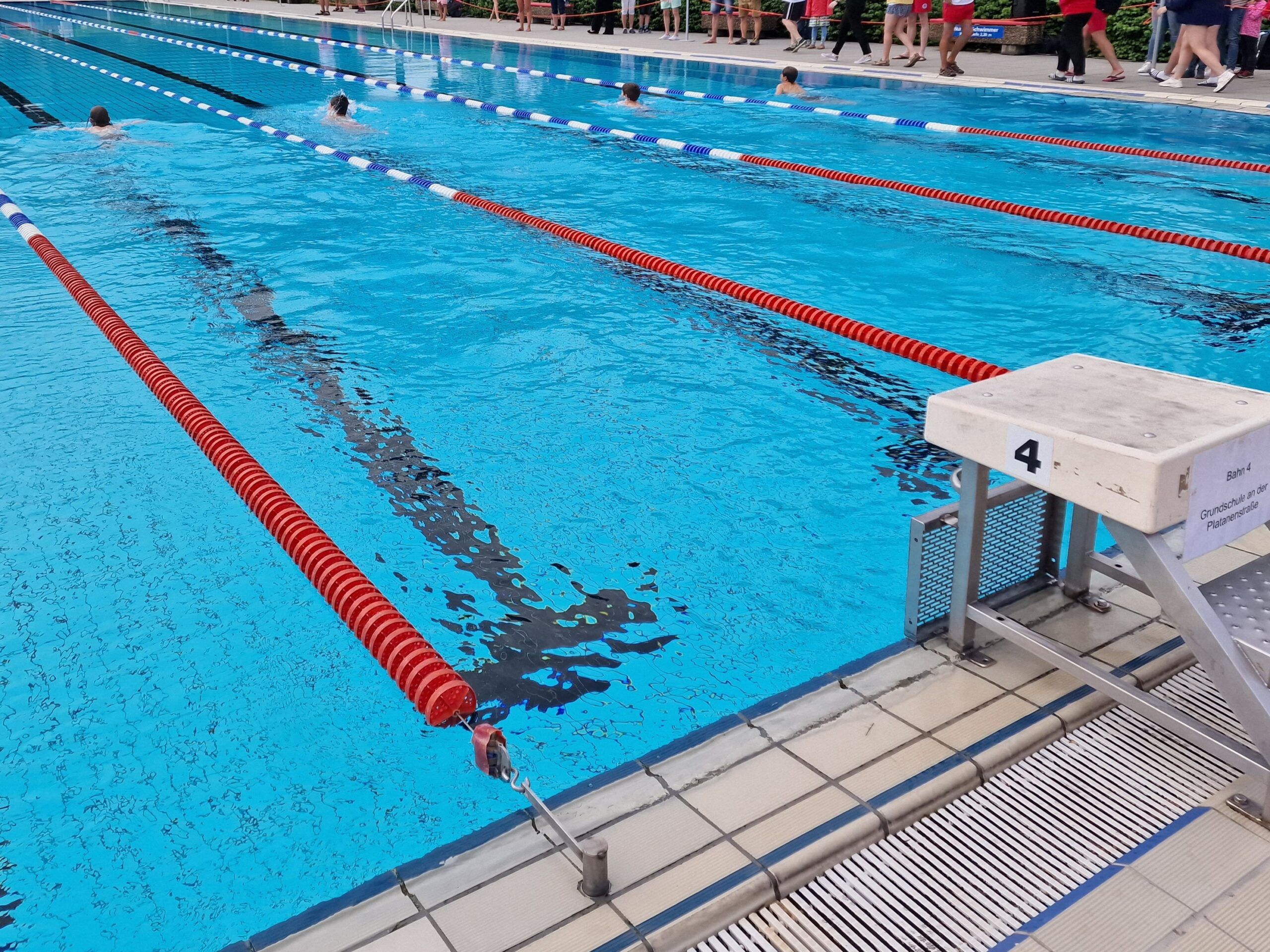 Kinder Schwimmen im Inselbad Landsberg am Lech beim Schulschwimmen der Wasserwacht