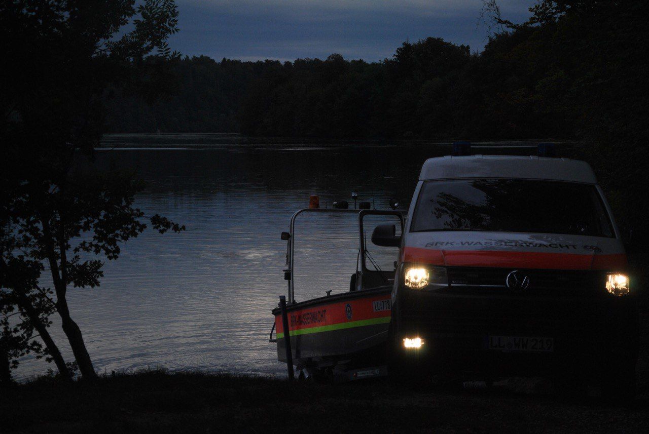Einsatzfahrzeug Wasserwacht Rettung Motorboot Lech Landsberg Lech BRK
