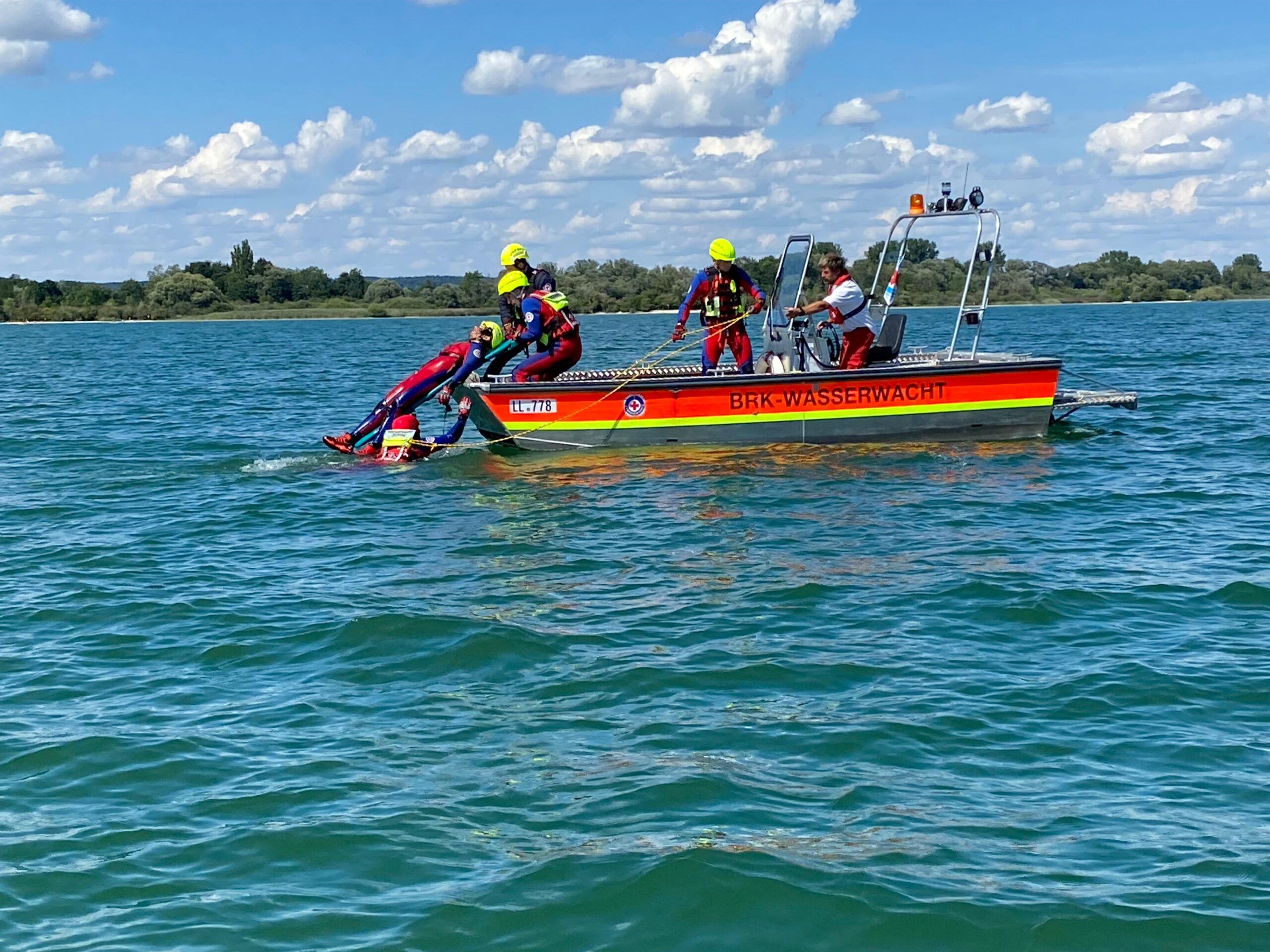 Motorrettungsboot der Wasserwacht Ortsgruppe Landsberg am Lech bei einer Übung auf dem Ammersee